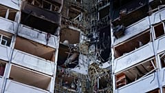 Ein Mann steht am Donnerstag, den 28. August 2025, in den Trümmern seiner Wohnung, die durch einen russischen Angriff in Kyjiw, Ukraine, beschädigt wurde.