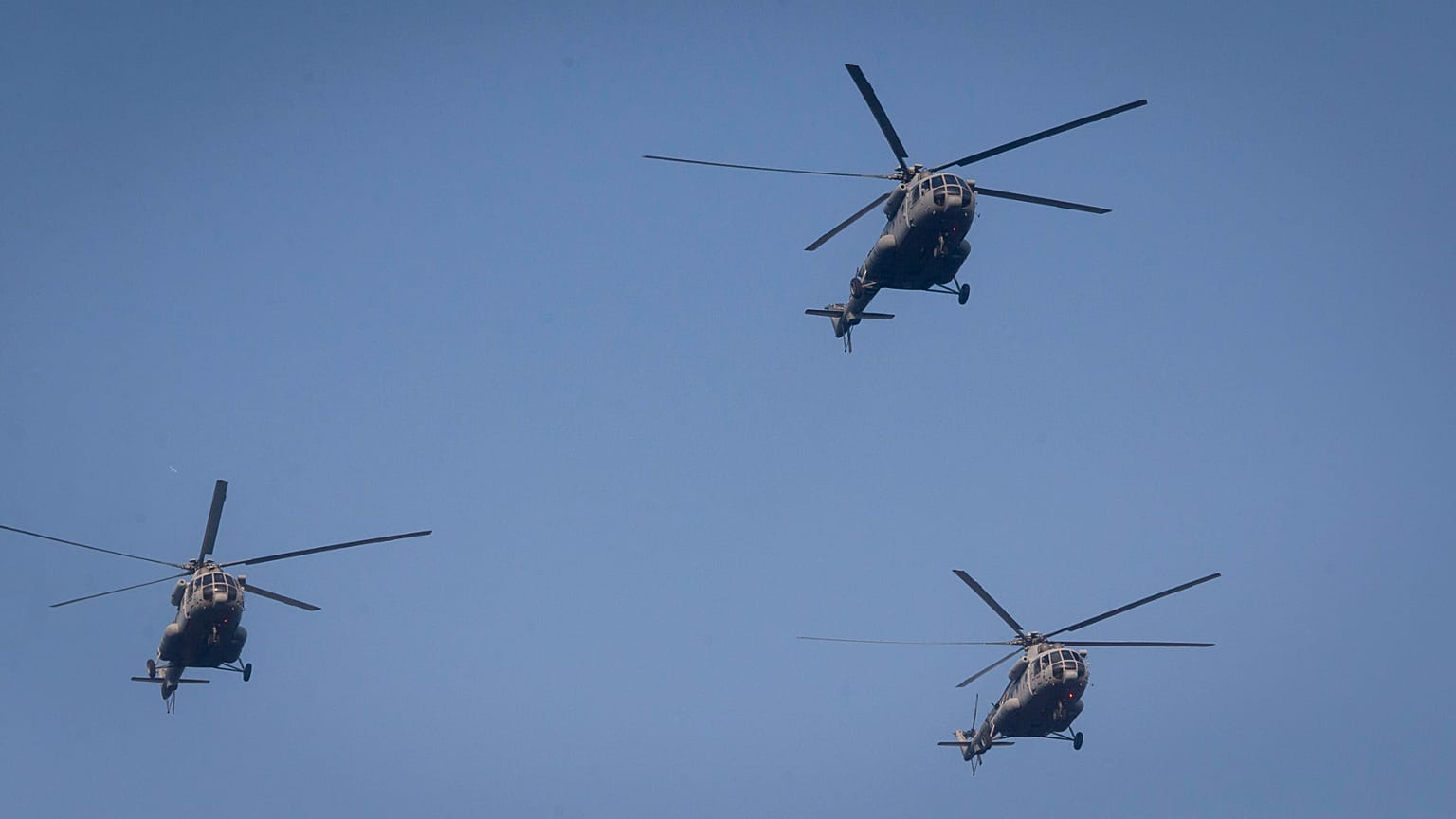 ARQUIVO: Helicópteros da Força Aérea Croata sobrevoam durante uma parada militar em Zagreb, a 4 de agosto de 2015