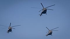 ARQUIVO: Helicópteros da Força Aérea Croata sobrevoam durante uma parada militar em Zagreb, a 4 de agosto de 2015