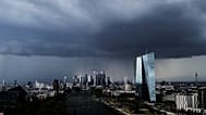 Nubes oscuras se ciernen sobre el Banco Central Europeo, a la derecha, y los edificios del distrito bancario durante una tormenta eléctrica en Fráncfort, Alemania,