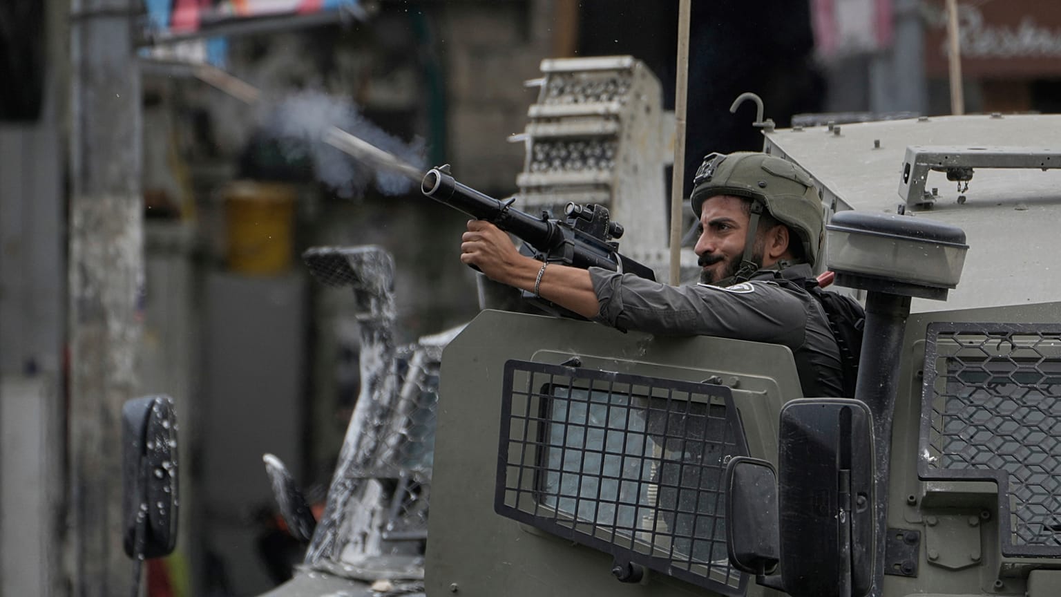 Um membro das forças de segurança israelitas dispara gás lacrimogéneo durante uma incursão militar na cidade de Nablus, na Cisjordânia, quarta-feira, 27 de agosto de 2025