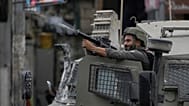 Un miembro de las fuerzas de seguridad israelíes lanza gas lacrimógeno durante una redada militar en la ciudad de Nablus, en Cisjordania, el miércoles 27 de agosto de 2025.