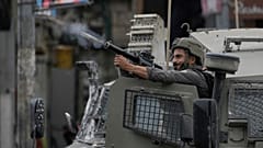 Ein Mitglied der israelischen Sicherheitskräfte feuert Tränengas ab während einer Militäroperation in der Stadt Nablus im Westjordanland, am Mittwoch, dem 27. August 2025.