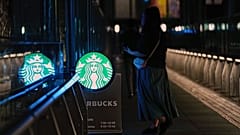 شخص يدخل إلى متجر ستاربكس في طوكيو، الأربعاء 13 أغسطس/ آب 2025.