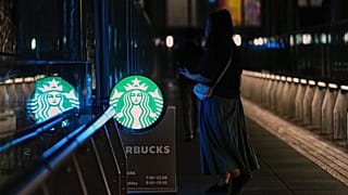 شخص يدخل إلى متجر ستاربكس في طوكيو، الأربعاء 13 أغسطس/ آب 2025.