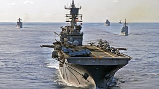 FOTO DI FILE: La nave d'assalto anfibio multiruolo USS Iwo Jima guida una formazione di navi in transito nell'Oceano Atlantico.