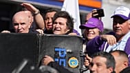 La policía protegió al presidente argentino Javier Milei y a su hermana de los objetos lanzados por los manifestantes durante un mitin en Lomas de Zamora el 27 de agosto de 2025.