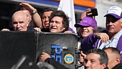 Die Polizei schützt den argentinischen Präsidenten Javier Milei und seine Schwester vor Gegenständen, die von Demonstranten bei einer Kundgebung in Lomas de Zamora am 27. August 2025 geworfen wurden.