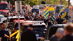 Polis, 27 Ağustos 2025 tarihinde Minneapolis'te meydana geldiği bildirilen kitlesel silahlı saldırı nedeniyle Annunciation Kilisesi'nin okulunun önünde toplanıyor.