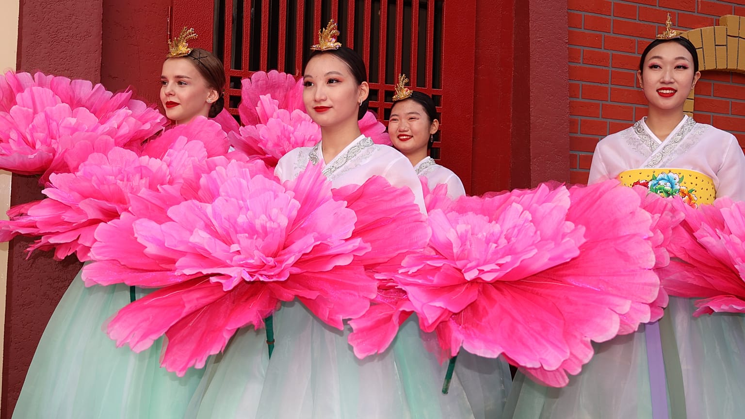 Performers from the Korean diaspora in Uzbekistan prepare for a traditional fan dance