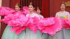 Artistas de la diáspora coreana en Uzbekistán se preparan para una danza tradicional con abanicos.