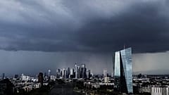 Nubes oscuras se ciernen sobre el Banco Central Europeo, a la derecha, y los edificios del distrito bancario durante una tormenta eléctrica en Fráncfort, Alemania