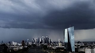Nubes oscuras se ciernen sobre el Banco Central Europeo, a la derecha, y los edificios del distrito bancario durante una tormenta eléctrica en Fráncfort, Alemania