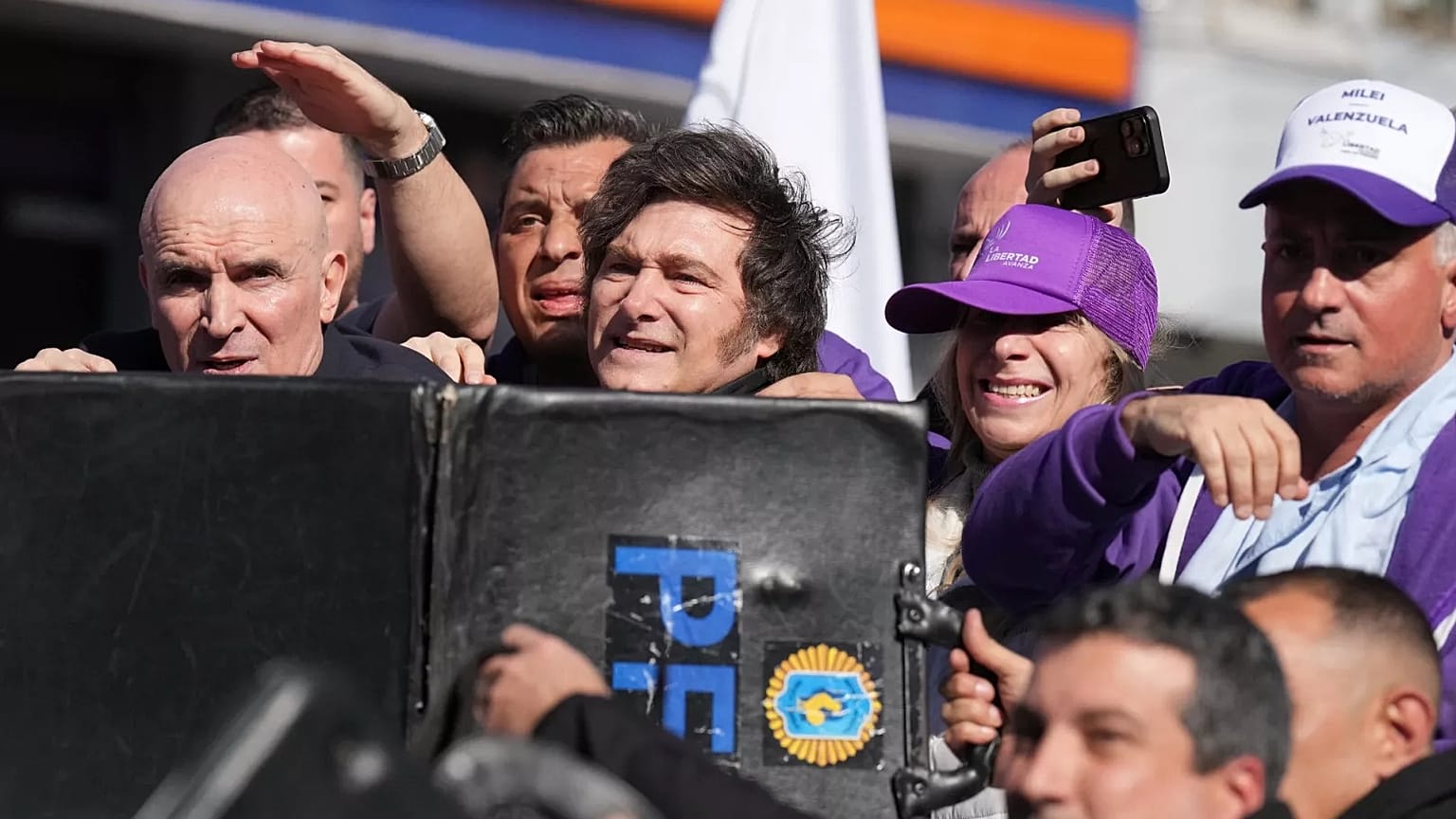 La police protège le président argentin Javier Milei et sa sœur Karina des objets lancés par les manifestants.