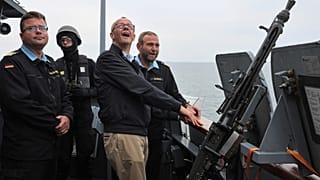 Bundeskanzler Friedrich Merz beim Antrittsbesuch an Bord der Fregatte "Bayern".