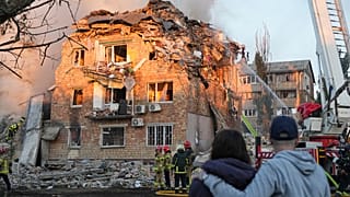 Des pompiers travaillent sur le site d'un bâtiment en feu après une attaque russe à Kiev, en Ukraine, le jeudi 28 août 2025.