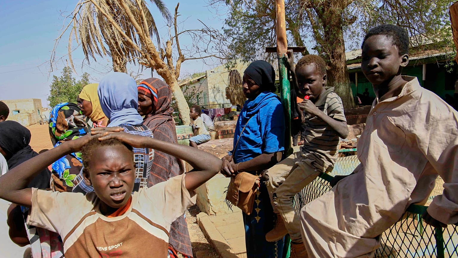 Des enfants déplacés soudanais trouvent refuge dans une école après avoir été évacués par l'armée soudanaise des zones autrefois contrôlées par les RSF à Omdurman, au Soudan, le 23.03.2025.