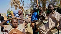 Sudanesische vertriebene Kinder suchen Zuflucht in einer Schule, nachdem sie am 23.03.2025 von der sudanesischen Armee aus Gebieten evakuiert wurden, die einst von der RSF in Omdurman, Sudan, kontrolliert wurden.