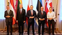 O Presidente polaco Karol Nawrocki com convidados estrangeiros no Belvedere em Varsóvia.