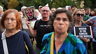 Mehrere Hundert Menschen versammeln sich am 21. August 2025 in Prag, Tschechische Republik, um des Jahrestages des sowjetisch geführten Einmarsches in die Tschechoslowakei im Jahr 1968 zu gedenken