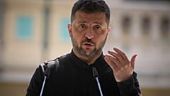 El presidente ucraniano habla durante la conferencia de prensa conjunta con el primer ministro de Noruega, Jonas Gahr Store, en Kiev, Ucrania, el 25 de agosto de 2025.