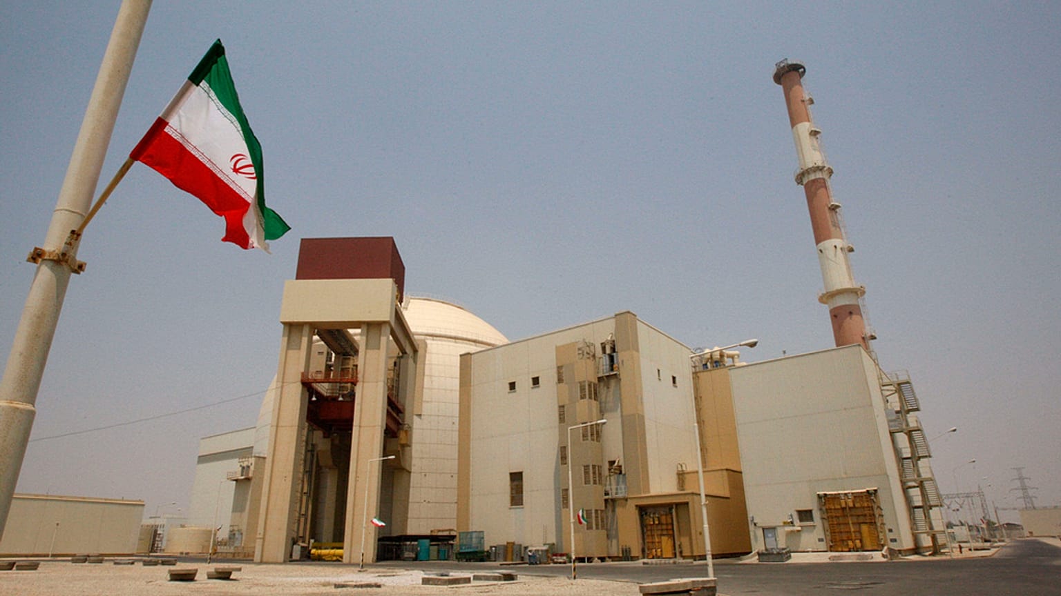 العلم الإيراني يرفرف أمام مبنى مفاعل بوشهر النووي جنوب إيران، السبت 21 أغسطس 2010.