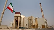 صورة تعبيرية.. يرفرف العلم الإيراني أمام مبنى المفاعل في محطة بوشهر للطاقة النووية، خارج مدينة بوشهر الجنوبية في إيران