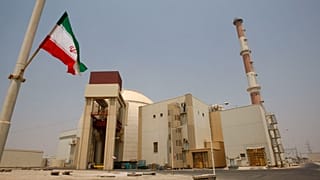 العلم الإيراني يرفرف أمام مبنى مفاعل بوشهر النووي جنوب إيران، السبت 21 أغسطس 2010.