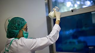 صورة تعبيرية لفحص فني مختبر جودة حليب الأم المتبرع به في معهد فرنانديز فيغيرا في ريو دي جانيرو، البرازيل.