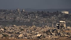 Gebäude, die während der israelischen Boden- und Luftoperationen zerstört wurden, stehen im Gazastreifen, gesehen von Südisrael am Donnerstag, den 28. August 2025.