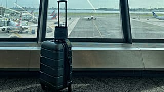 A Ryanair planeia aumentar os bónus para os funcionários que detectem malas de cabine demasiado grandes