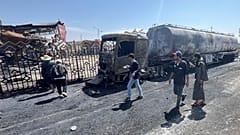 Veículos e edifícios danificados um dia depois de ataques aéreos israelitas no principal posto de gasolina em Saná, Iémen