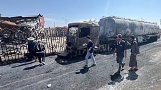 Veículos e edifícios danificados um dia depois de ataques aéreos israelitas no principal posto de gasolina em Saná, Iémen