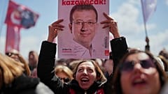 مناصرون يرفعون صور رئيس بلدية إسطنبول أكرم إمام أوغلو أمام سجن سيليفري غرب إسطنبول، الجمعة 11 أبريل 2025.