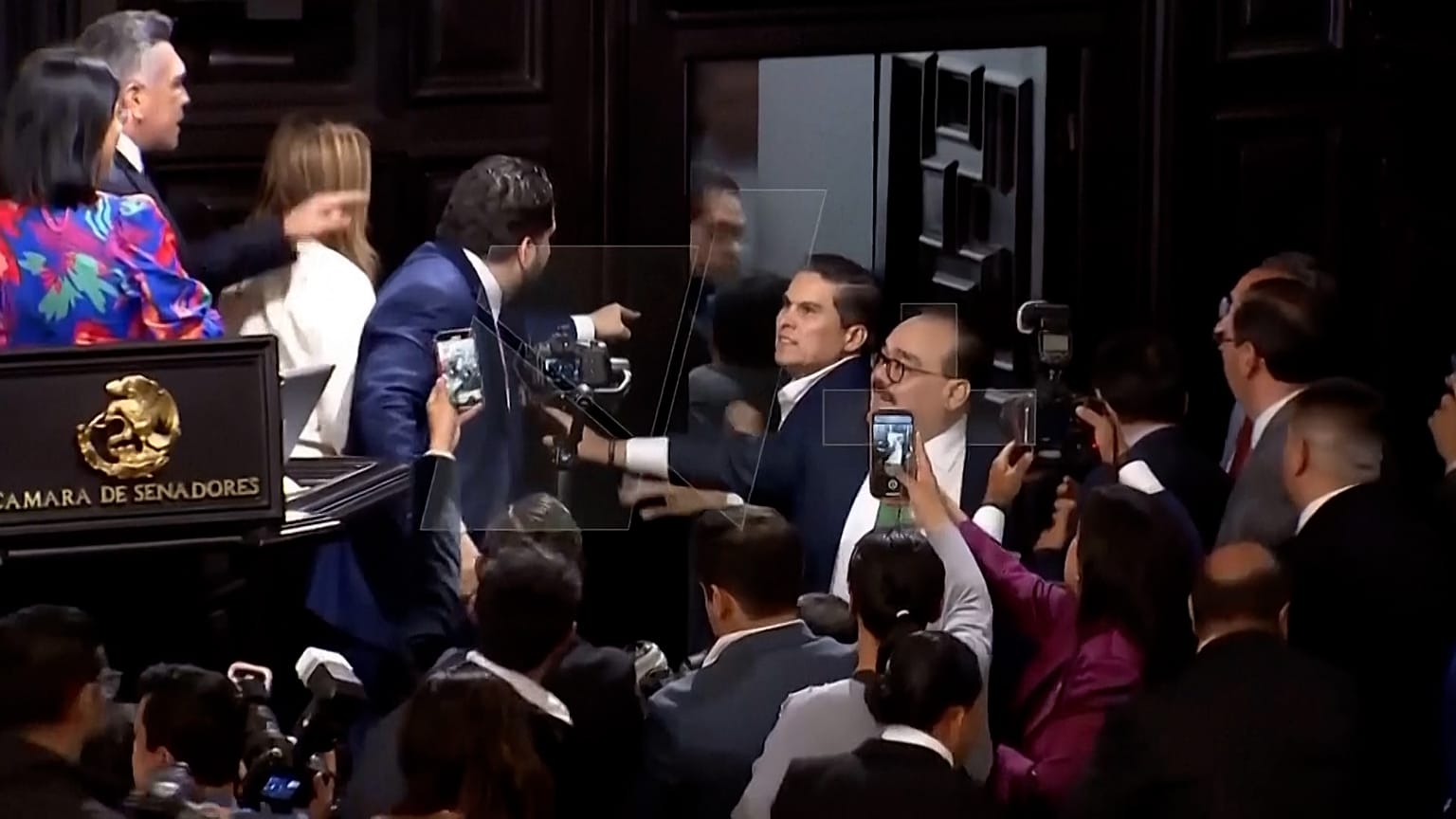 ÉCHAUFFOURÉE - Les esprits s'échauffent au Sénat mexicain alors que des politiciens en désaccord se poussent et se bousculent