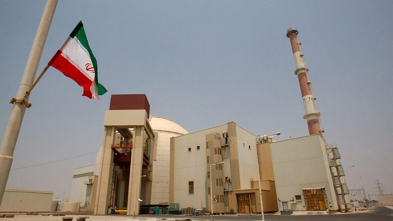 Drapeau iranien devant le bâtiment du réacteur de la centrale nucléaire de Bushehr, 21 août 2010.
