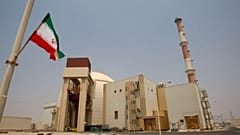 Uma bandeira iraniana em frente ao edifício do reator da central nuclear de Bushehr, 21 de agosto de 2010