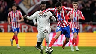 Eduardo Camavinga, del Real Madrid, a la izquierda, y Ángel Correa, del Atlético de Madrid, en el Estadio Metropolitano de Madrid, España, el miércoles 12 de marzo.