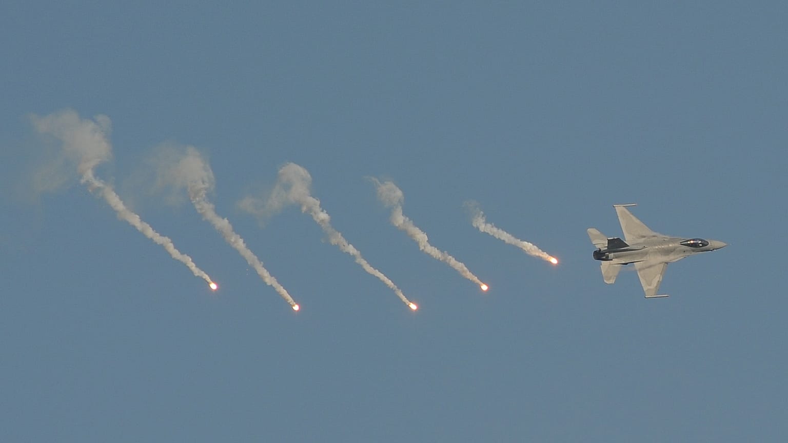 Myśliwiec F-16 podczas Air Show w Radomiu - zdjęcie poglądowe. 