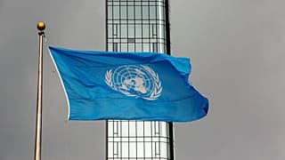 Birleşmiş Milletler Genel Kurulu sırasında, kurumun bayrağı fırtınalı bir günde dalgalanırken, 22 Eylül 2022