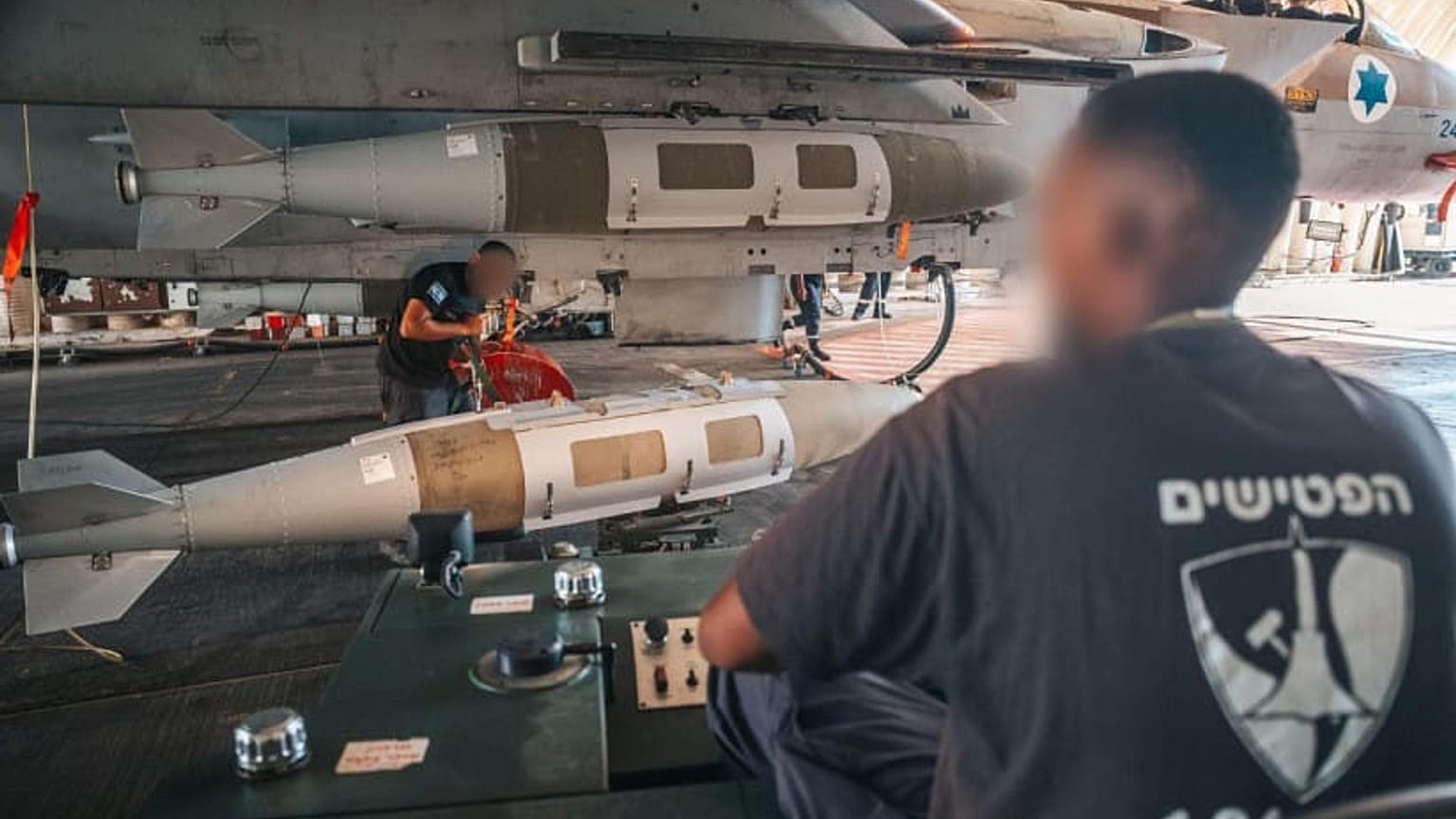 Izraeli vadászbombázók előkészítése a támadás előtt