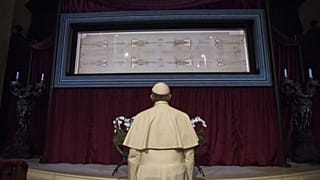 El difunto Papa Francisco reza ante la Sábana Santa en una imagen de archivo del año 2025.