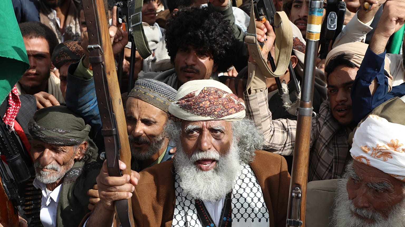 Manifestantes prohutíes se manifiestan el pasado 11 de julio en Saná, capital de Yemen controlada por los chiítas, contra Estados Unidos e Israel, aliados con la otra facción.