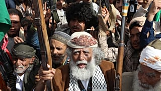 Manifestantes prohutíes se manifiestan el pasado 11 de julio en Saná, capital de Yemen controlada por los chiítas, contra Estados Unidos e Israel, aliados con la otra facción.