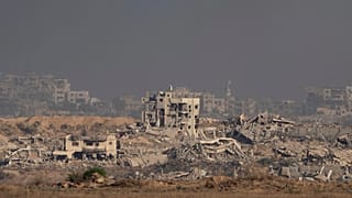 مبان مدمرة خلال الحرب الإسرائيلية تظهر في قطاع غزة كما يُرى من جنوب إسرائيل، الخميس، 28 أغسطس 2025.