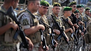 جنود من الجيش اللبناني ينتشرون لمواكبة شاحنات تحمل أسلحة سلّمتها الفصائل الفلسطينية من مخيم الرشيدية للاجئين إلى الجيش اللبناني، في صور، جنوب لبنان، الخميس 28 آب/أغسطس 2025.