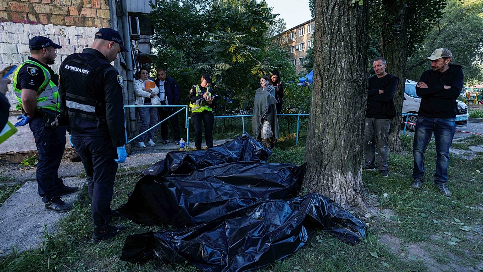 Holttestek Kijevben az augusztus 28-i orosz légitámadás után