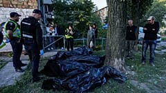 Holttestek Kijevben az augusztus 28-i orosz légitámadás után
