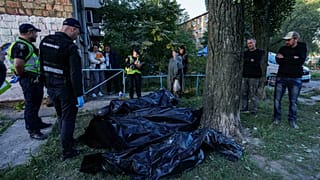 Holttestek Kijevben az augusztus 28-i orosz légitámadás után