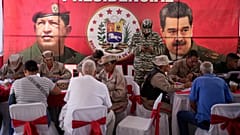 Venezolanos se inscriben durante una campaña nacional de alistamiento para unirse a las milicias civiles en una plaza de Caracas, Venezuela, el 23 de agosto de 2025. 